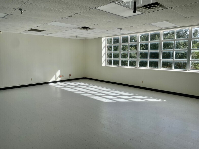 More Photos Of 216 E College St, Seguin Flex For Sale