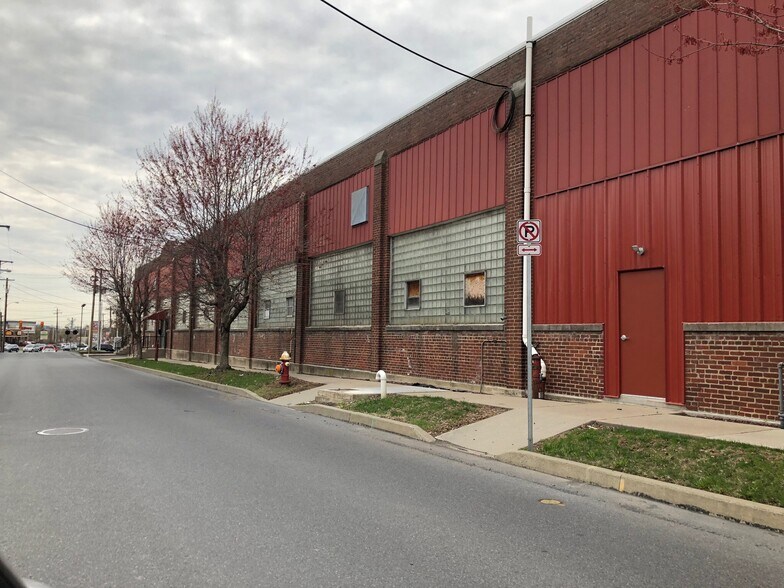 More Photos Of 550 S Green St, Nazareth Distribution For Lease