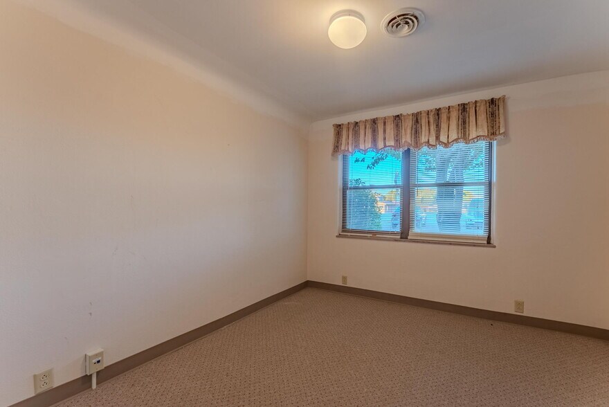 More Photos Of 508 N Broadway, Peru Office For Sale