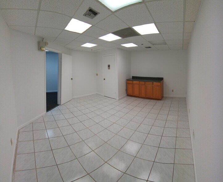 More Photos Of 11320 Fortune Cir, Wellington Warehouse For Lease