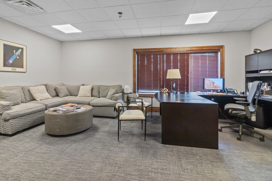 More Photos Of 2492 Crest Dr, Lake Geneva Office For Sale