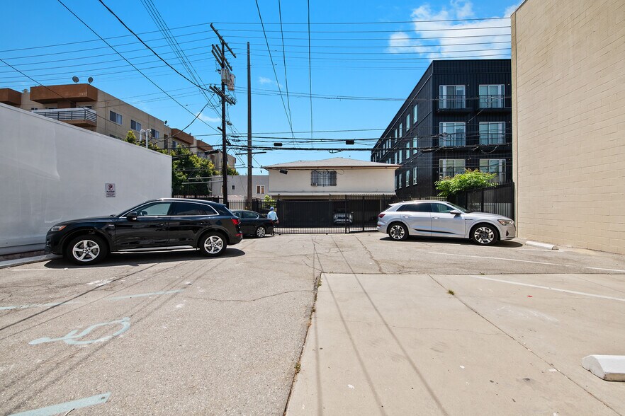 More Photos Of 355-359 N Fairfax Ave, Los Angeles Storefront Retail Office For Lease