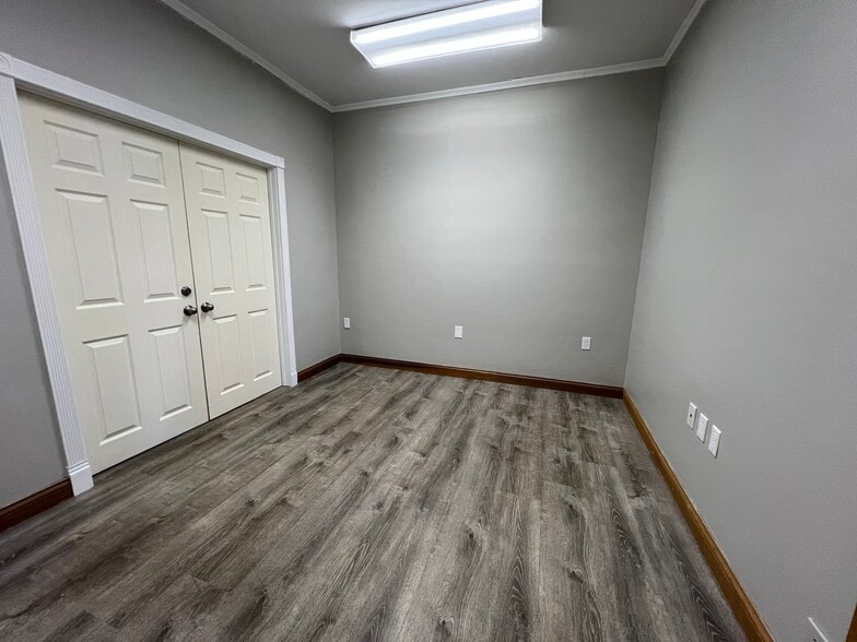 More Photos Of 1375 Kemper Meadow Dr, Forest Park Office Residential For Lease