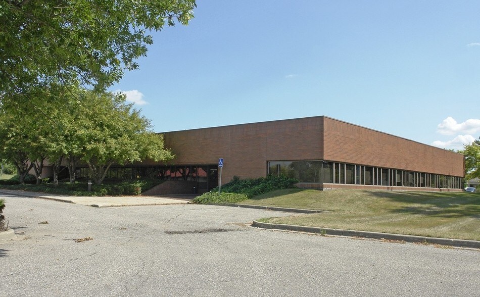 More Photos Of 1676 Viewpond Dr SE, Grand Rapids Office For Lease