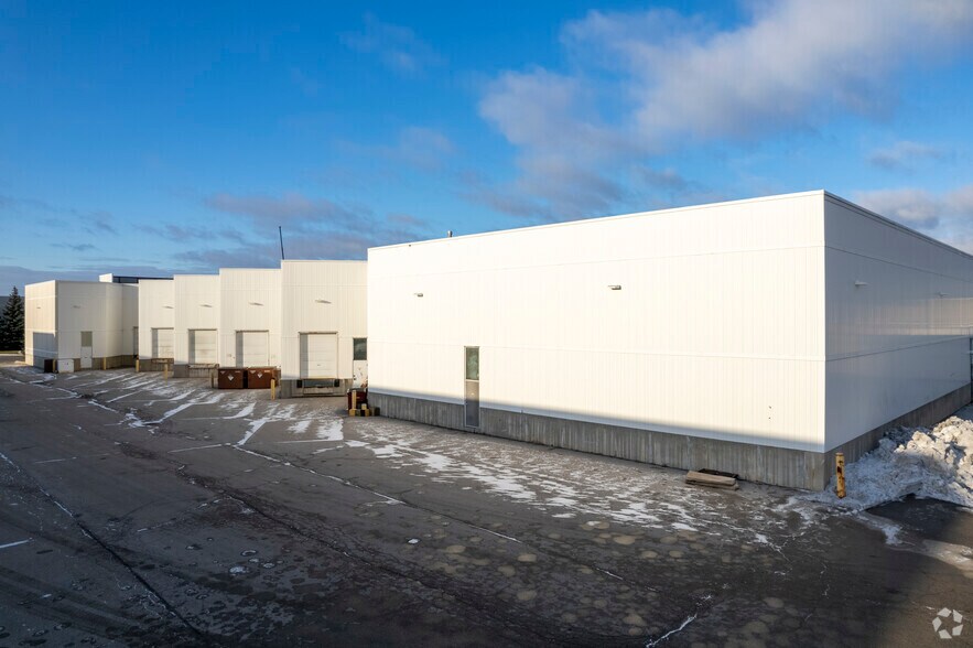 More Photos Of 3535 Laird Rd, Mississauga Warehouse For Lease