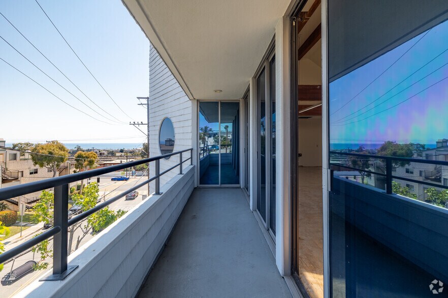 More Photos Of 2200 Pacific Coast Hwy, Hermosa Beach Office For Sale