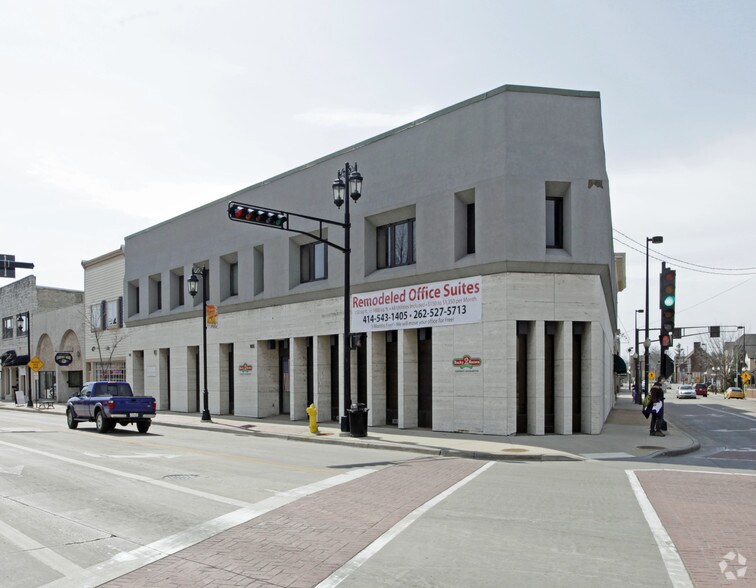 More Photos Of 105 E Wisconsin Ave, Oconomowoc Office For Lease