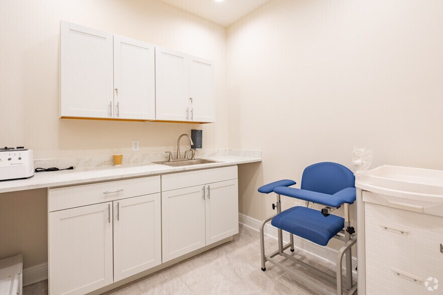 More Photos Of 13139 W Linebaugh Ave, Tampa Medical For Lease