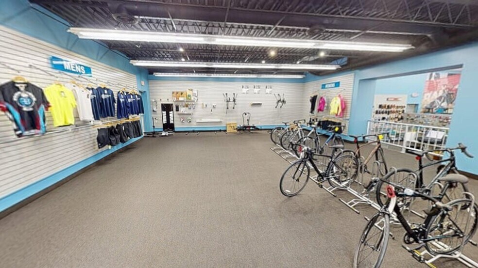 More Photos Of 964 N State St, Girard Freestanding For Sale