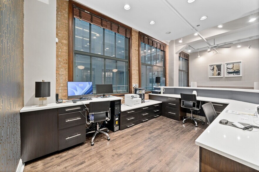 More Photos Of 120 S State St, Chicago Office For Sale
