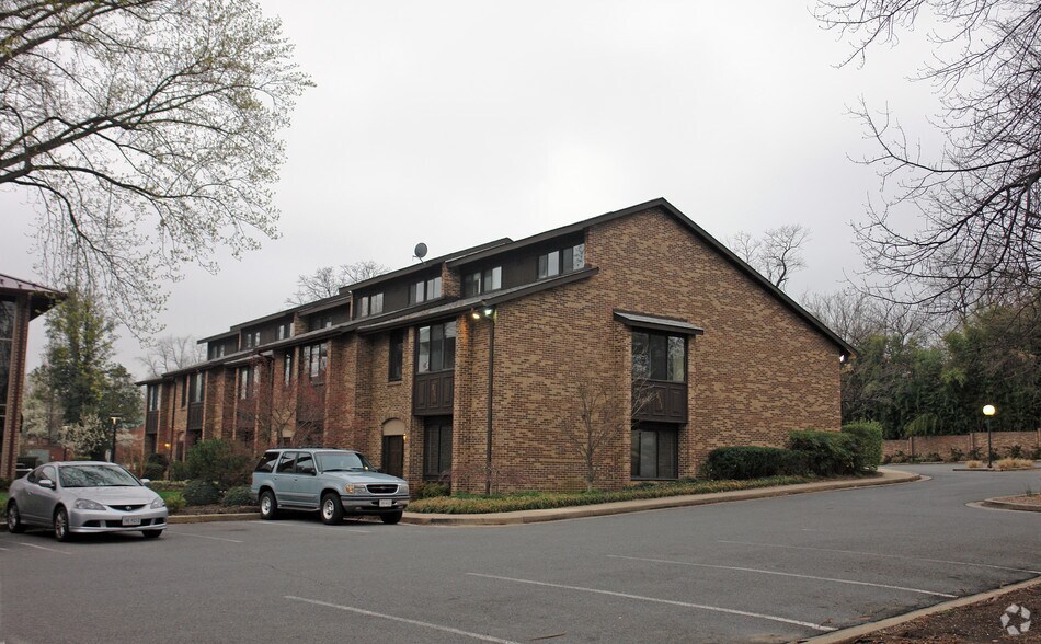 More Photos Of 311 W Maple Ave, Vienna Medical For Sale