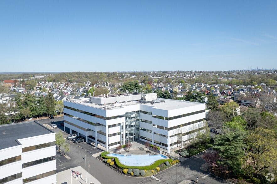 More Photos Of 669 River Dr, Elmwood Park Office For Lease