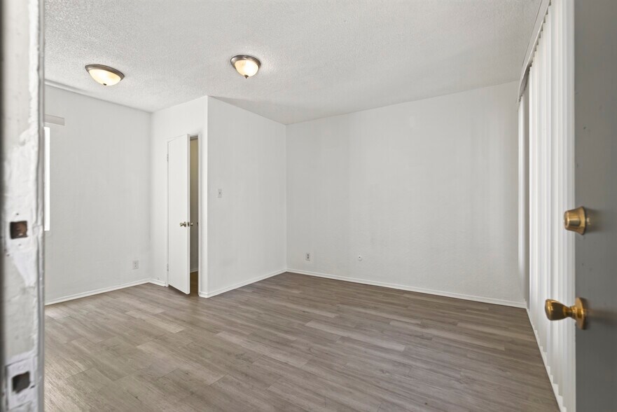 More Photos Of 526-534 W 47th St, Los Angeles Apartments For Sale