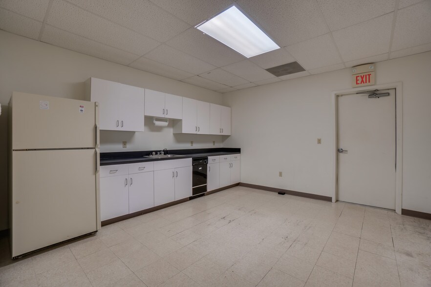 More Photos Of 2442 New Dorset Cir, Powhatan Office For Lease