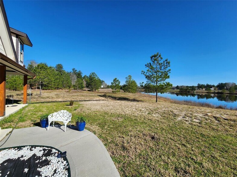 More Photos Of 2002 White Doe Ct, Cleveland Flex For Sale