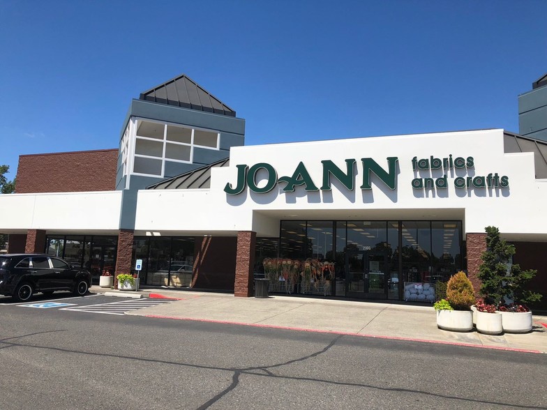 More Photos Of 2105-2643 SE Tualatin Valley Hwy, Hillsboro Unknown For Lease