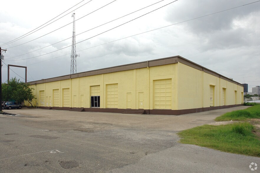More Photos Of 817 Brewster St, Corpus Christi Self Storage For Lease