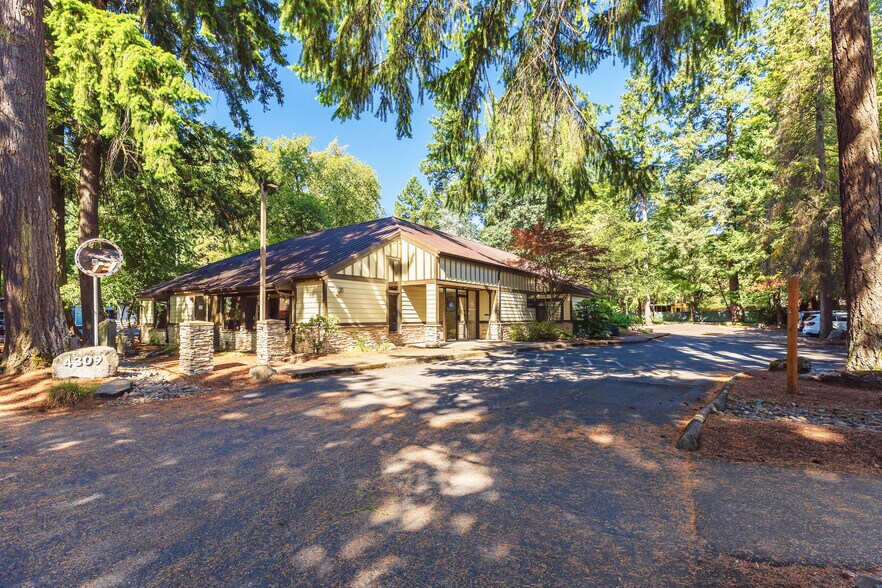 More Photos Of 4309 SW Oakridge Rd, Lake Oswego Medical For Sale