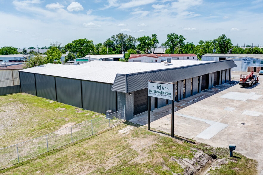More Photos Of 10215 Papalote St, Houston Showroom For Lease