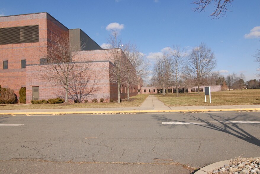 More Photos Of 865 Ridge Rd, Monmouth Junction Office For Lease