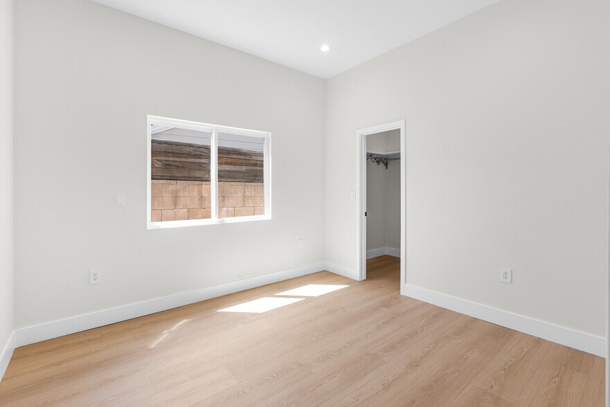 More Photos Of 5131 Don Pio Dr, Woodland Hills Multifamily For Sale
