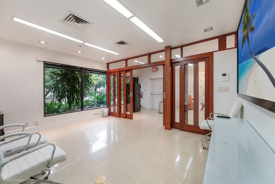 More Photos Of 520 Brickell Key Dr, Miami Apartments For Lease