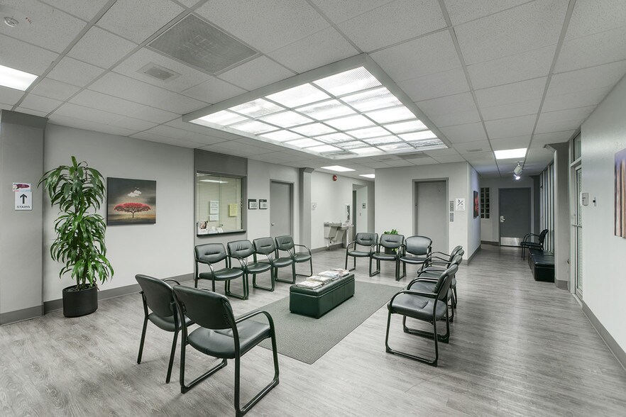 More Photos Of 2525 W Greenway Rd, Phoenix Medical For Lease