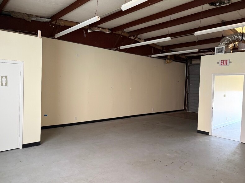 More Photos Of 2000 W San Antonio St, Lockhart Unknown For Lease