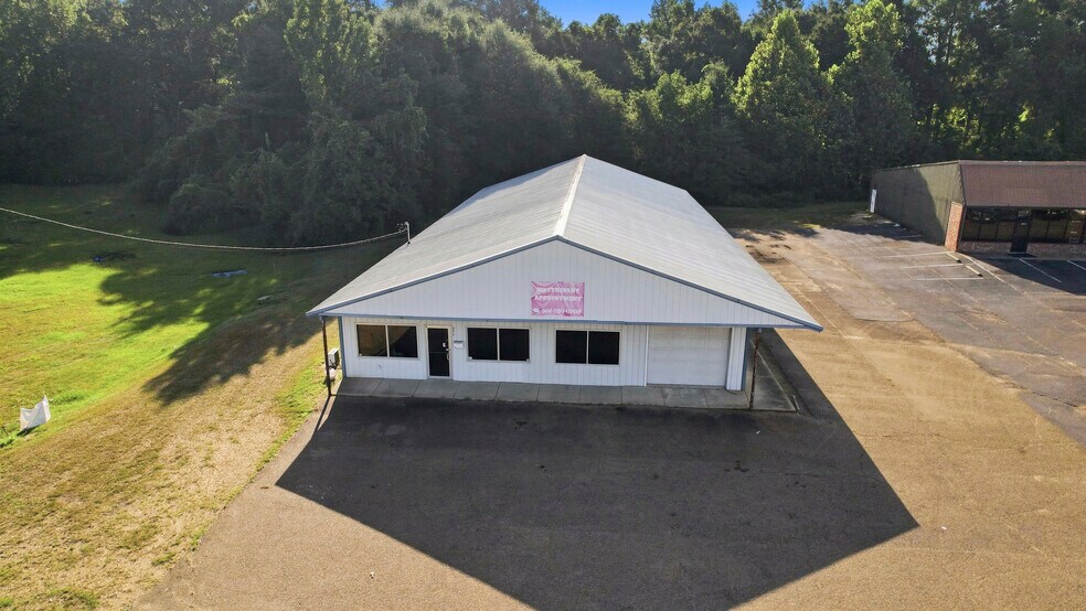 Primary Photo Of 903 S Locust St, Mccomb Freestanding For Sale