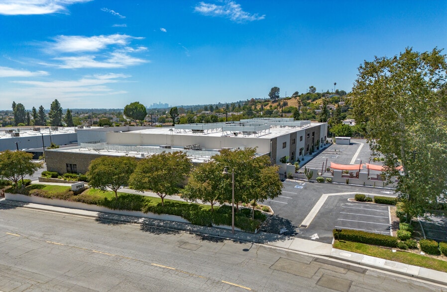 More Photos Of 2001 Saturn St, Monterey Park Light Distribution For Sale