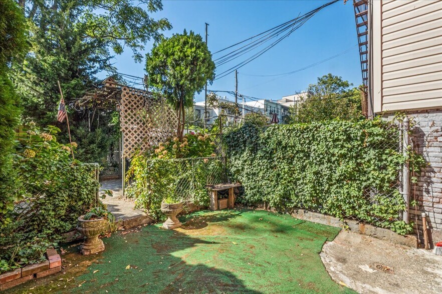 More Photos Of 37 Jewel St, Brooklyn Apartments For Sale