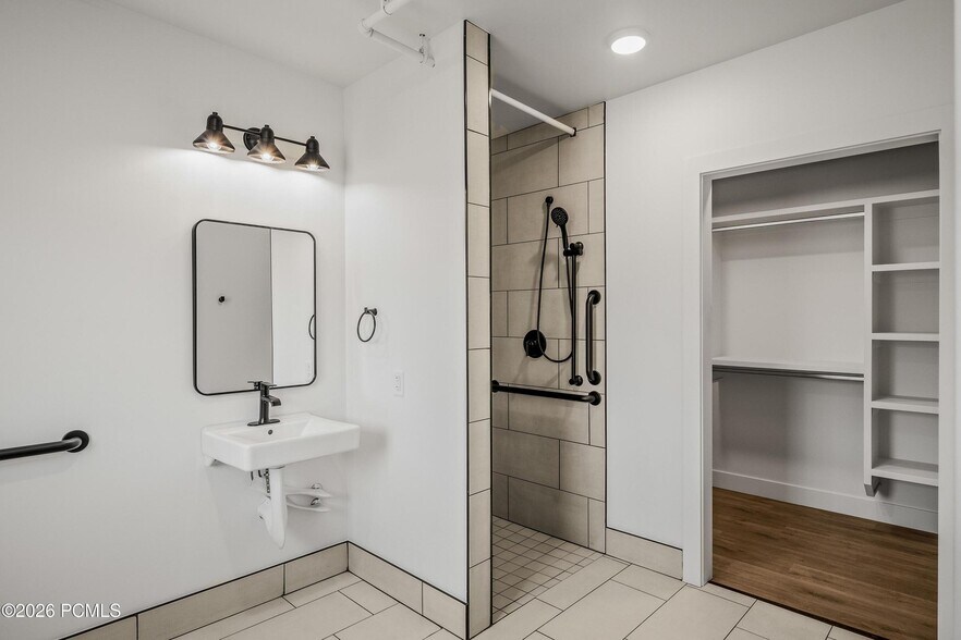 More Photos Of 4554 Forestdale Dr, Park City Showroom For Sale