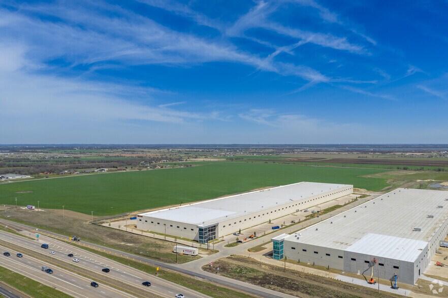 More Photos Of 6200 N Stemmons Fwy, Sanger Distribution For Lease