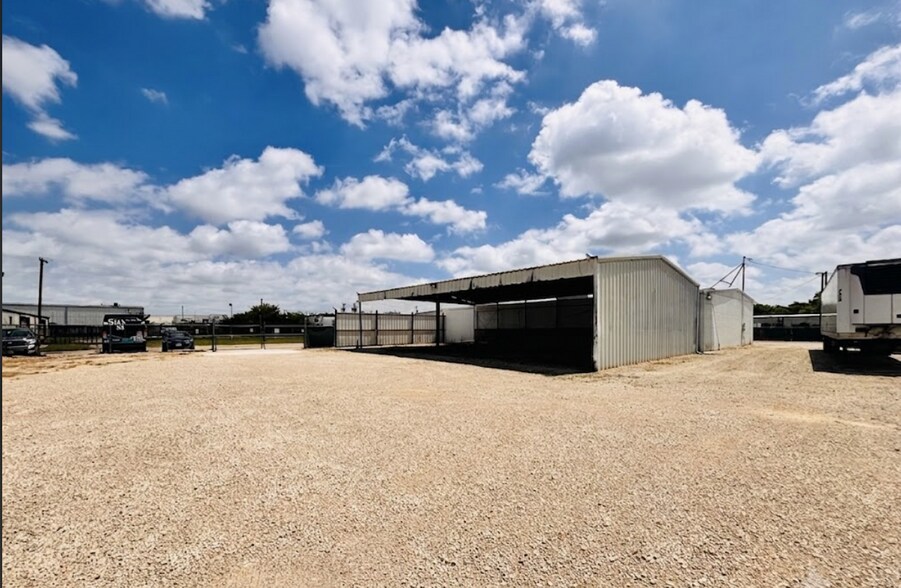 More Photos Of 4212 Garland Dr, Haltom City Warehouse For Lease