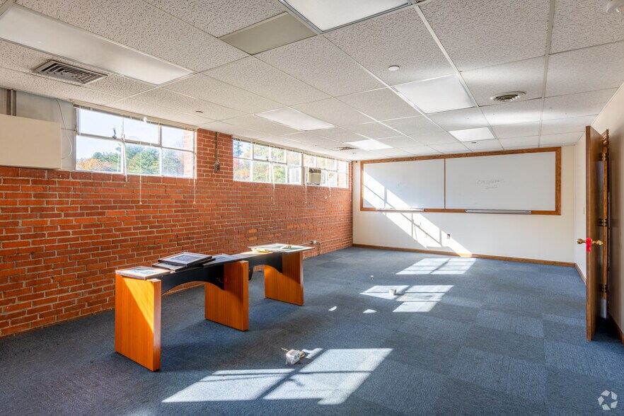 More Photos Of 1 Riverside Way, Wilton Warehouse For Lease