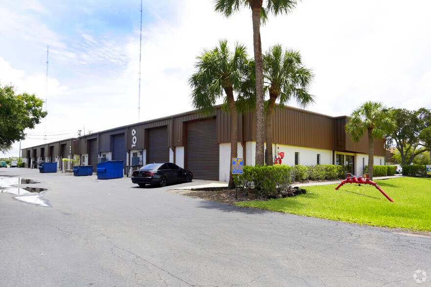 More Photos Of 109-111 Dunbar Ave, Oldsmar Warehouse For Lease