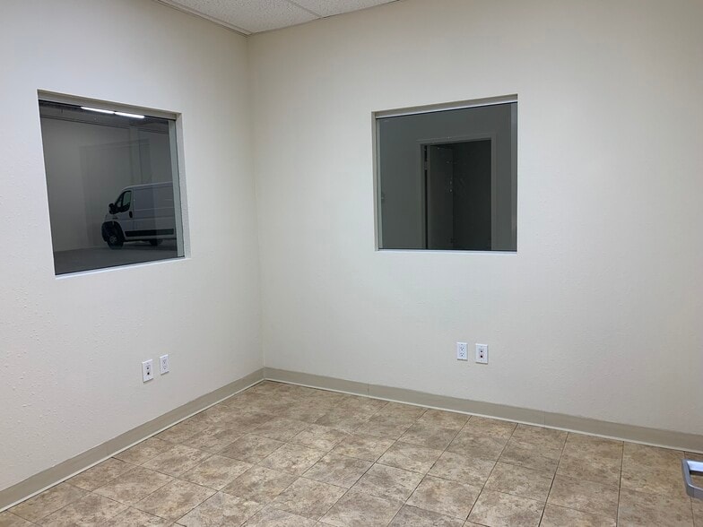 More Photos Of 15044-15054 Keswick St, Van Nuys Warehouse For Lease