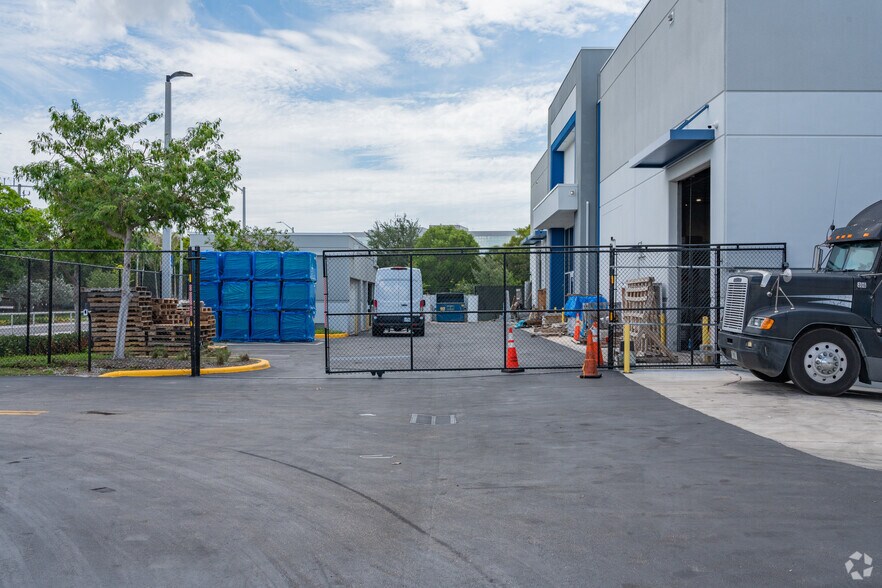 More Photos Of 5900 N Powerline Rd, Fort Lauderdale Warehouse For Lease