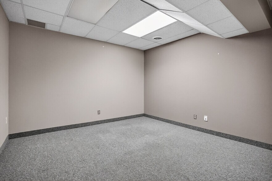 More Photos Of 812 Dundas St, London Freestanding For Sale