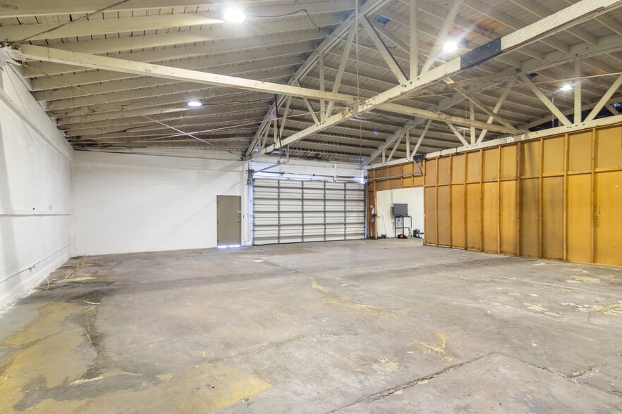 More Photos Of 11129 Hartsook St, North Hollywood Warehouse For Lease