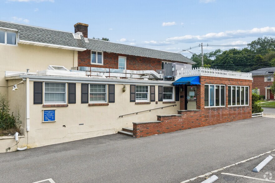 More Photos Of 262 Main St, Madison Veterinarian Kennel For Sale