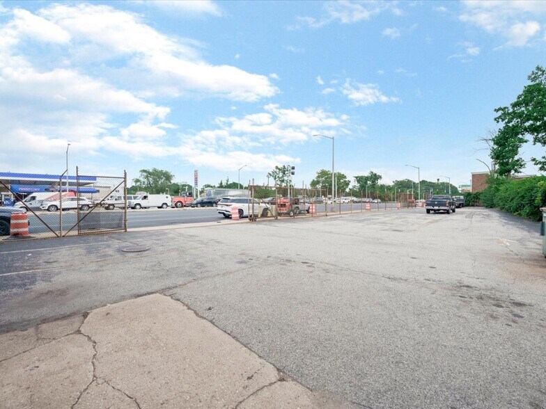 More Photos Of 200 E Sunrise Hwy, Freeport Warehouse For Lease