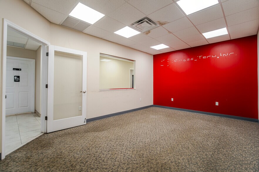 More Photos Of 1015 NW 72nd St, Miami Warehouse For Sale