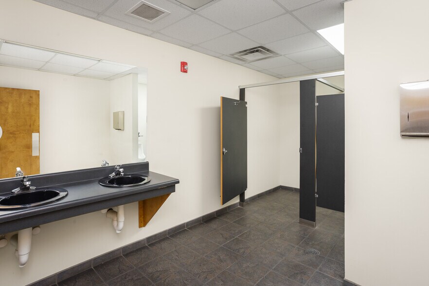 More Photos Of 502 S Court St, Florence Industrial For Sale