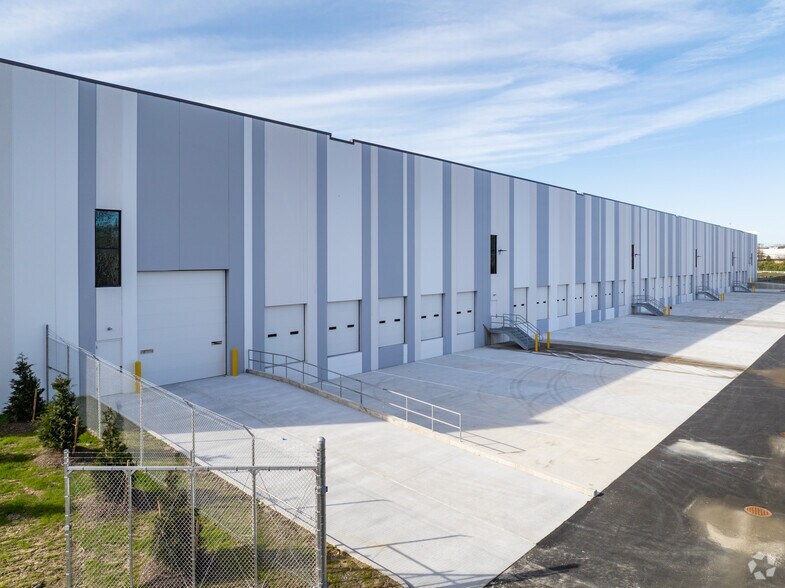 More Photos Of Old Nichols Commerce Ctr, Islandia Distribution For Lease