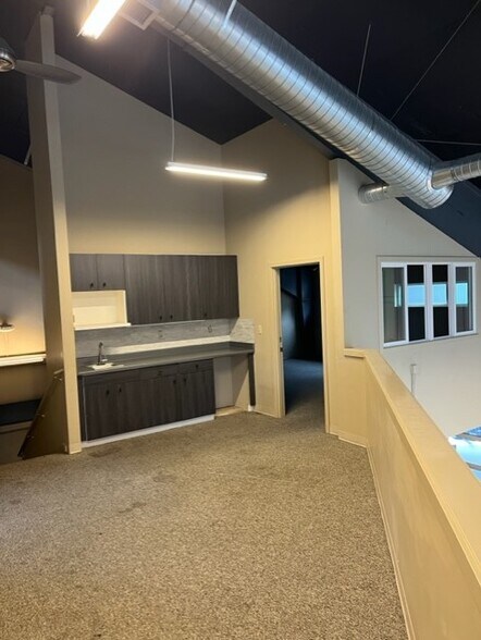 More Photos Of 1770 Airport Way S, Seattle Showroom For Lease