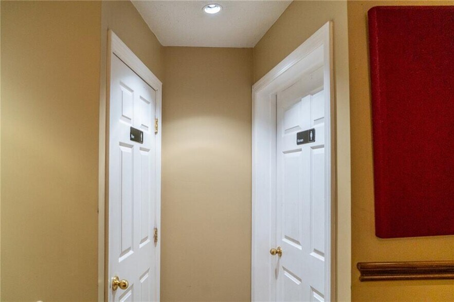 More Photos Of 10 Market St, Pittsburgh Restaurant For Sale