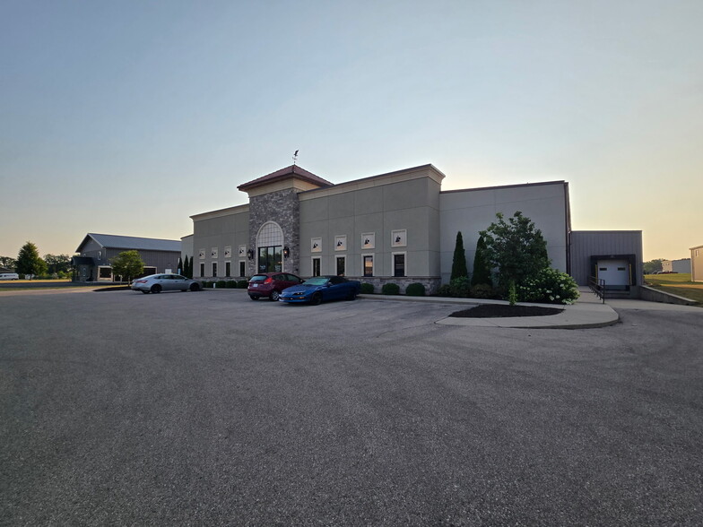 More Photos Of 1525 Country Club Pky, Elkhorn Showroom For Sale