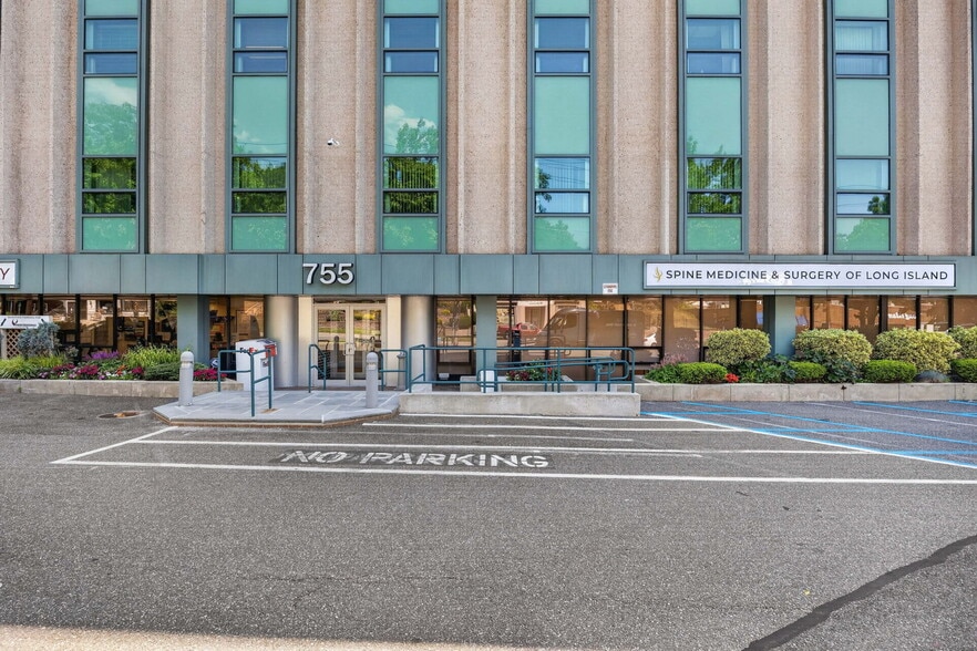 More Photos Of 755 New York Ave, Huntington Medical For Lease