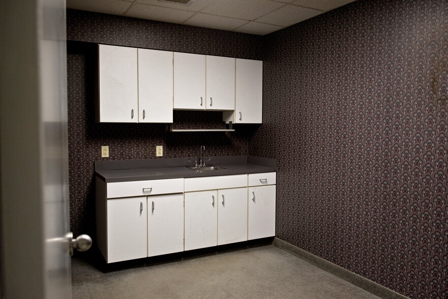 More Photos Of 6 W Federal St, Youngstown Office For Sale